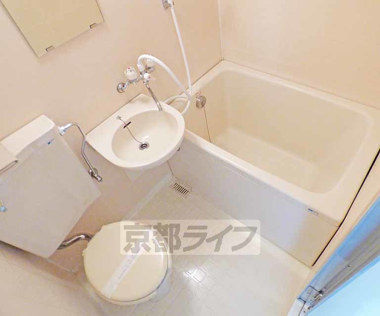 バス・シャワールーム　広々とした浴室です。