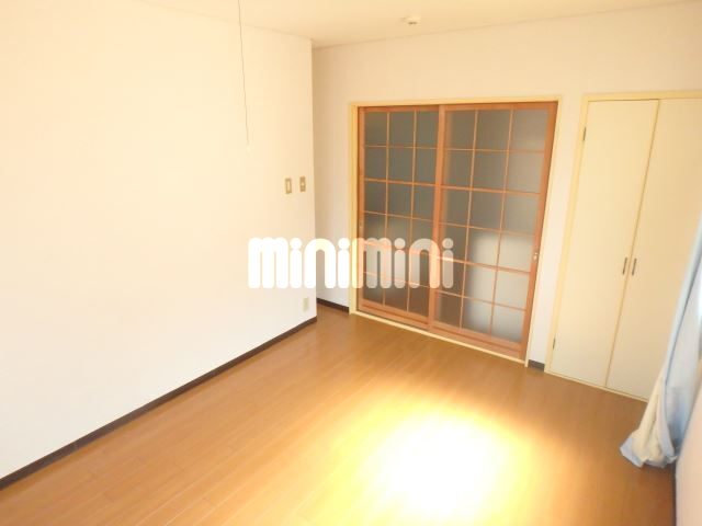 居室・リビング　窓が二か所についているので、光が入り明るいお部屋です。