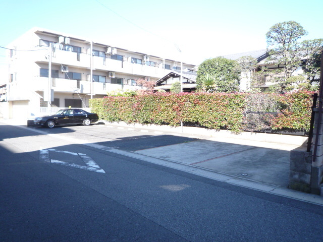 駐車場　敷地内駐車場は平置き。空き確認要。