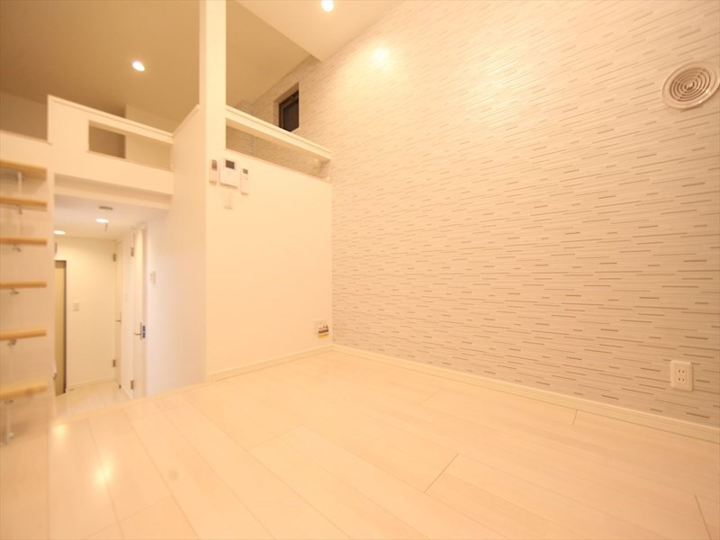 居室・リビング　洋室5.6帖　ロフト5.5帖（収納にも寝室にも使えます）