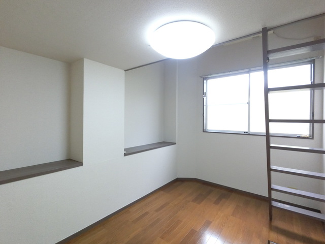 その他　壁面の棚が便利にお使いいただけます♪