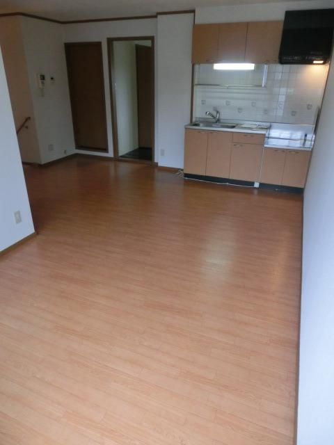 居室・リビング　バス停すぐ近くにあり！交通に便利