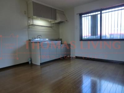 居室・リビング　キッチン近くに窓があり、換気も出来ます。