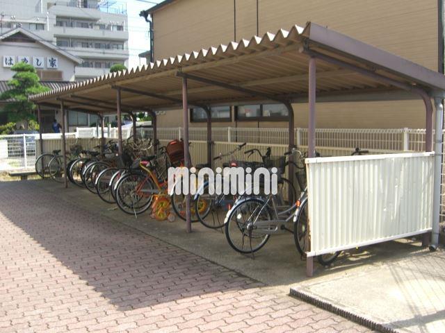 エントランス　屋根付き駐輪場です