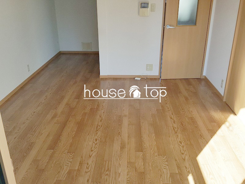 居室・リビング　広々としたリビングにはテーブルやソファーなど設置可能ですよ♪