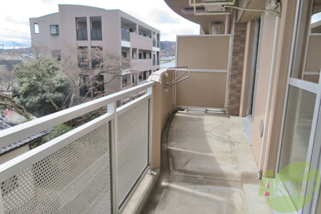 バルコニー　バルコニーは広くて南向きなので、洗濯物、布団何でも干せます。