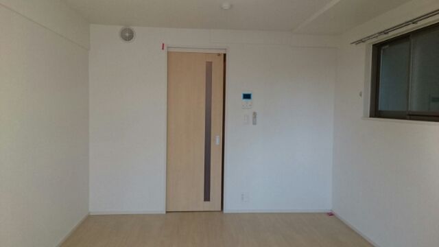 居室・リビング　落ち着いた色合いの床材を使用した居住空間です。