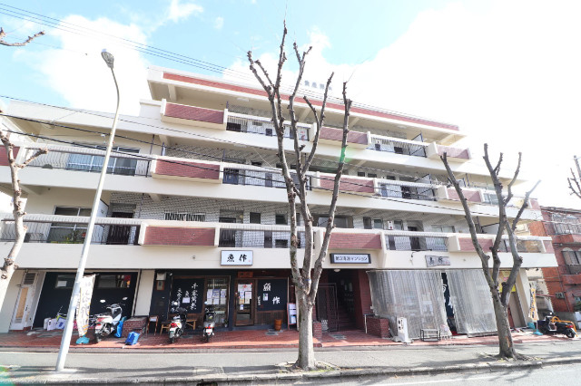 建物外観　4階建ての建物です