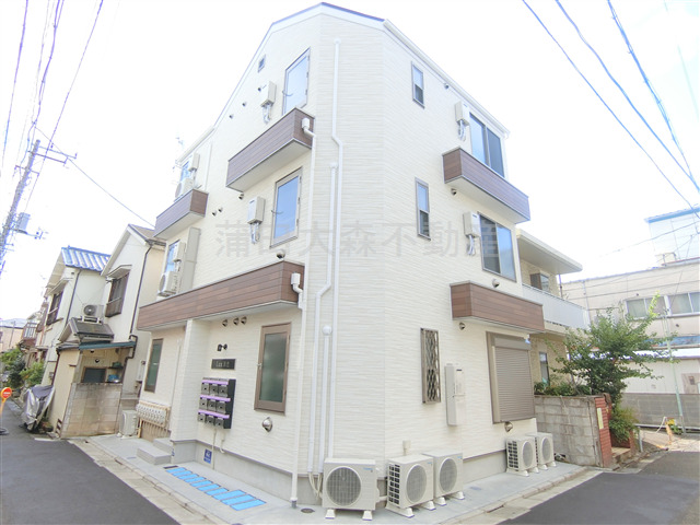 建物外観　2023年10月築　木造地上3階建て総戸数9戸TVモニター付