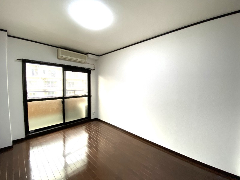 居室・リビング　白を基調にした明るいお部屋です。