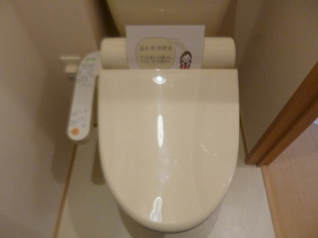 トイレ　温水洗浄暖房便座仕様です
