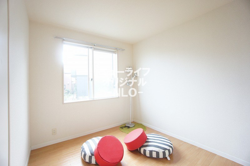 その他部屋・スペース　4.6帖洋室☆リビングから離れた独立したお部屋です☆