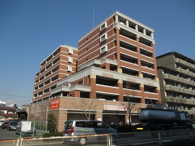 建物外観　落ち着いた色のきれいなマンションです