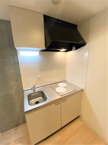 キッチン　キッチンはIHコンロ2口、ちゃんとまな板スペースも確保してま