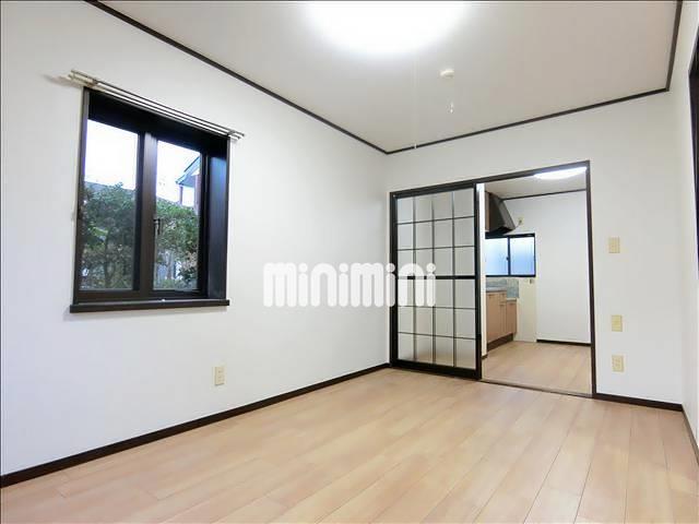 居室・リビング　角部屋のため二面採光の明るいお部屋です。