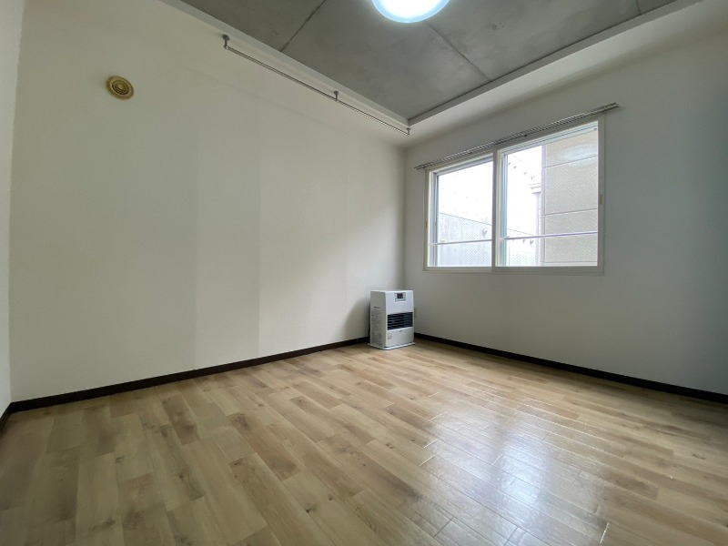居室・リビング　日当たりが良くて心地よく過ごせそうなお部屋です。