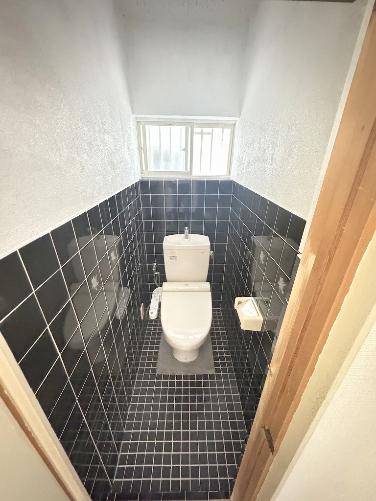 ＪＲ関西本線 志紀駅 徒歩3分 3階建 築37年のトイレ写真