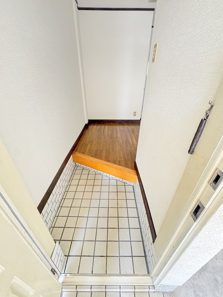 ＪＲ関西本線 志紀駅 徒歩3分 3階建 築37年の玄関写真