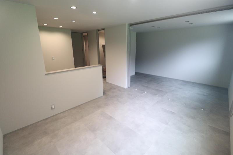 ＪＲ山陽本線 西高屋駅 徒歩14分 2階建 築1年の居間写真