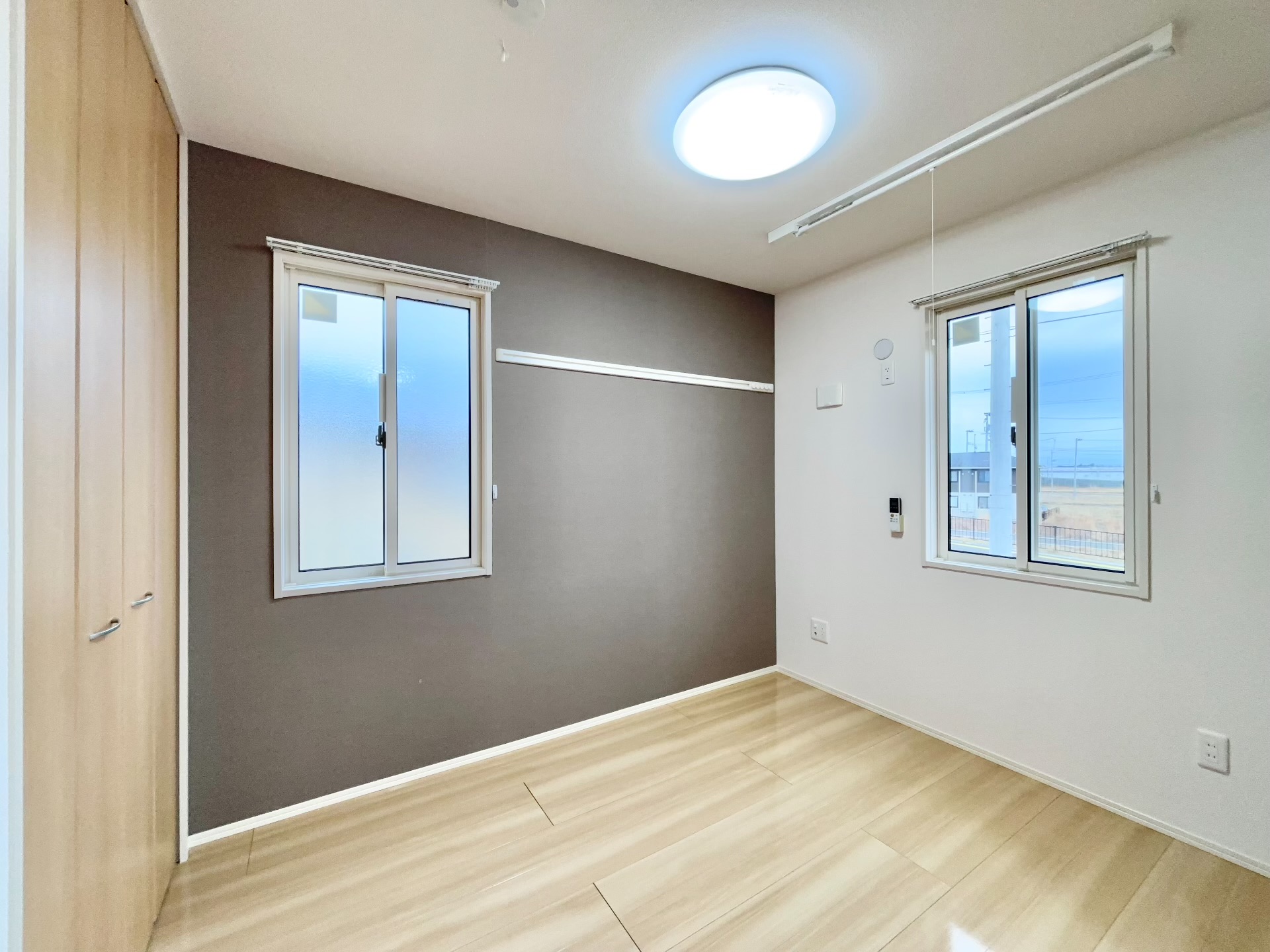 その他部屋・スペース　二面採光で、明るいお部屋です♪