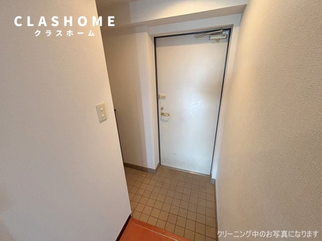 玄関　同物件の別部屋になります。