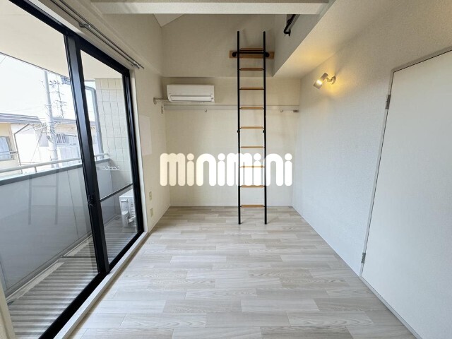 居室・リビング　照明がおしゃれなお部屋です