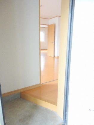 玄関　明るい玄関がお出迎えです☆