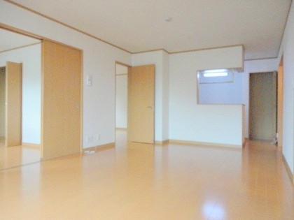 居室・リビング　明るい居間で気持ちまで明るくなりますね！