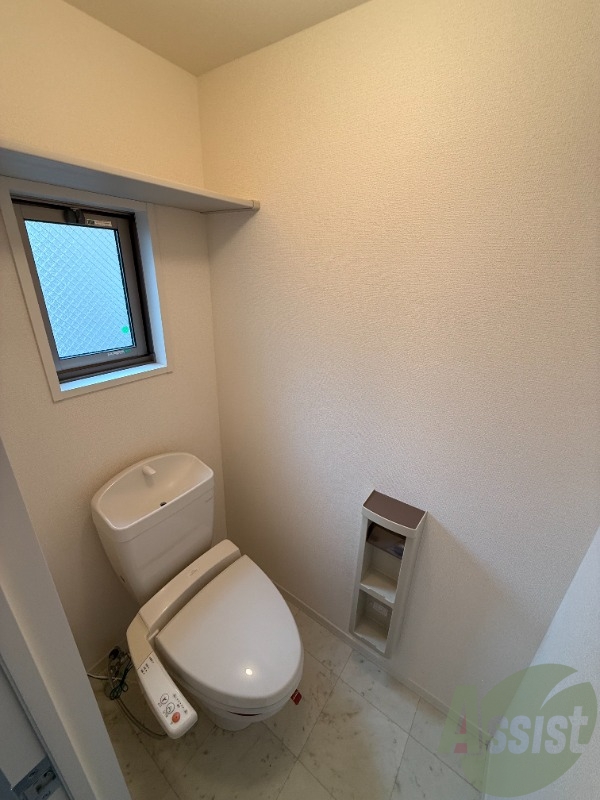 トイレ　トイレはシンプル、窓あり換気もしやすいですね。