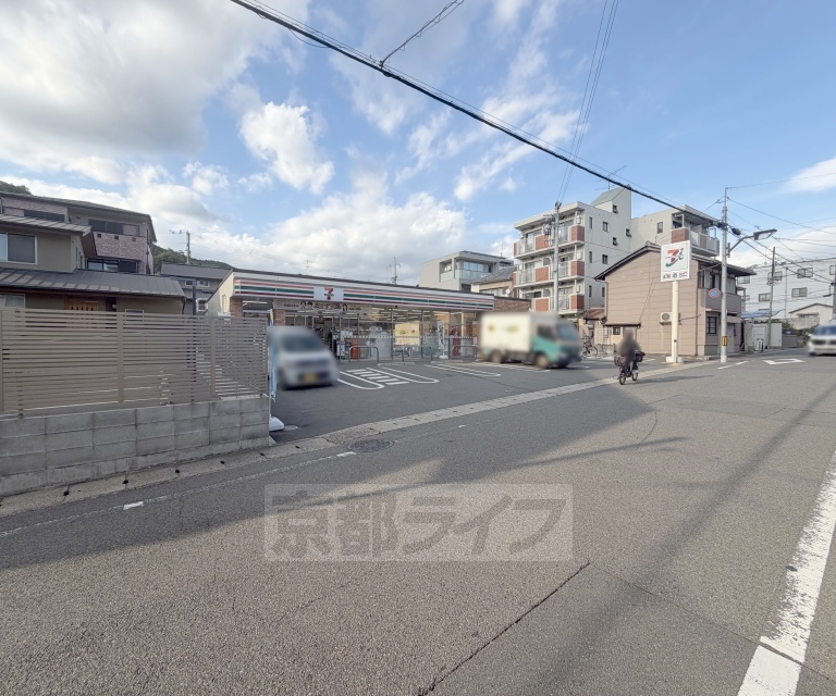 コンビニ　セブンイレブン 山科御陵鳥ノ向町店（コンビニ）まで244m