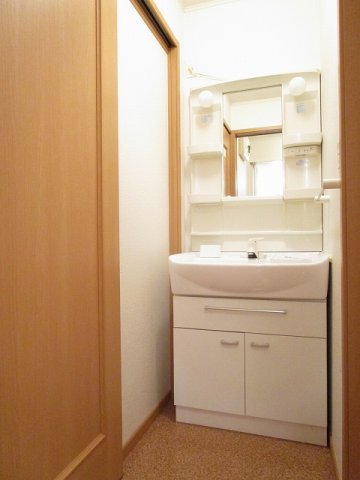 洗面設備　コンパクトで使いやすい洗面所