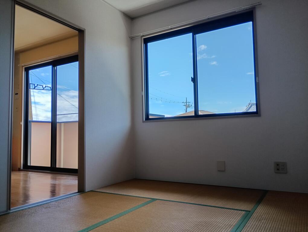 居室・リビング　和室６帖　窓が２面あり明るいです。