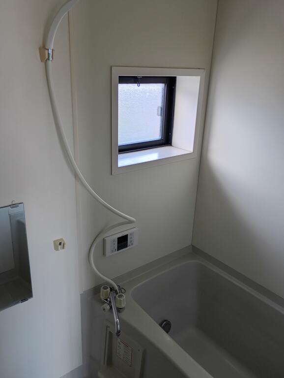 バス・シャワールーム　追い焚き付で小窓もありますよ！