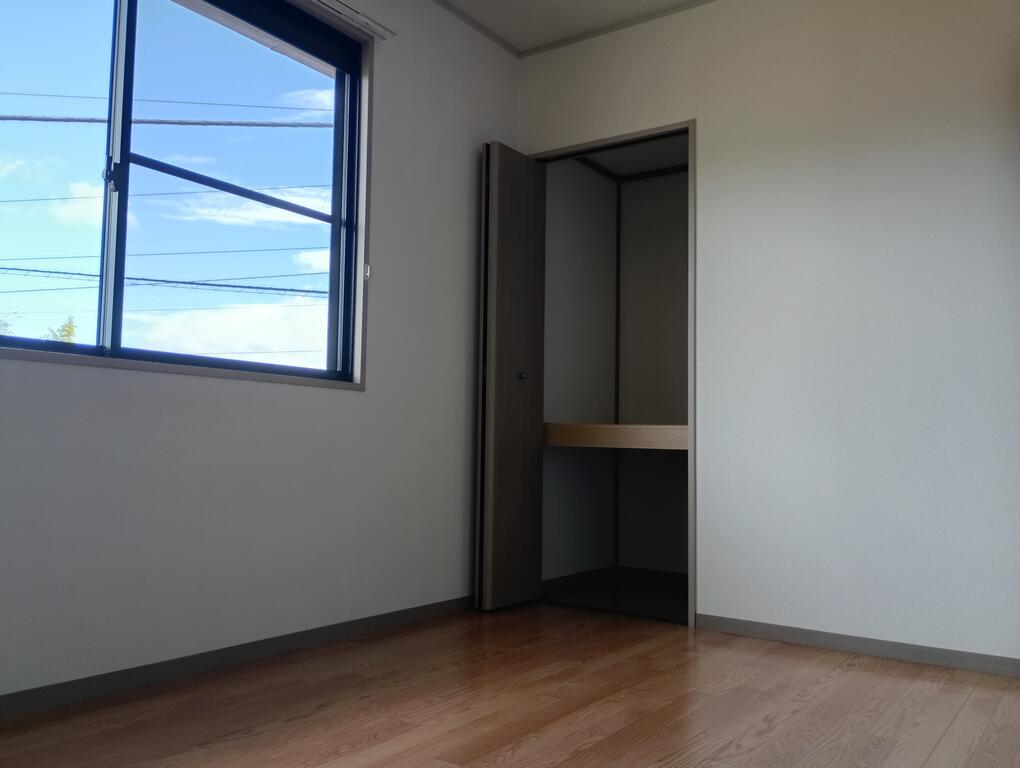 収納　洋室６帖の１間の物入れ