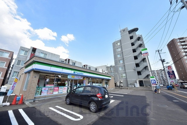 コンビニ　ファミリーマート札幌平岸4条店（コンビニ）まで614m