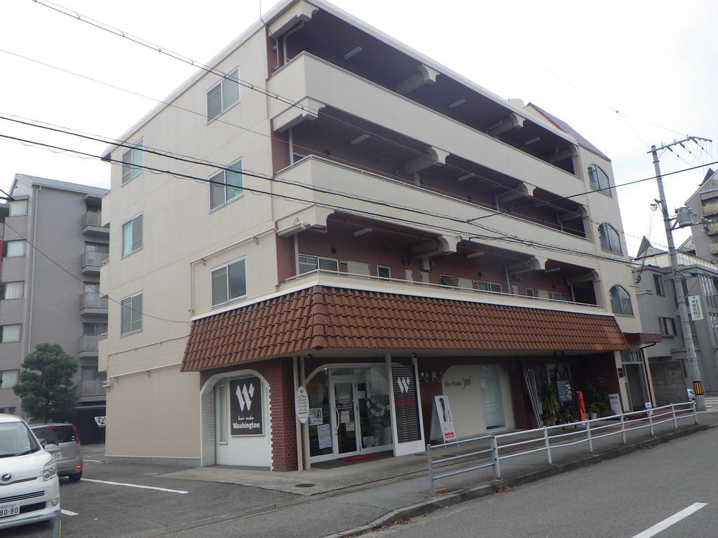 建物外観　１階は美容院とエステサロン