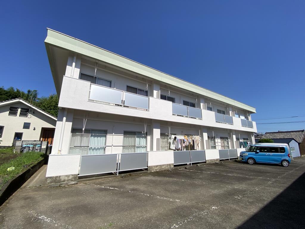 建物外観　広々とした駐車場◎