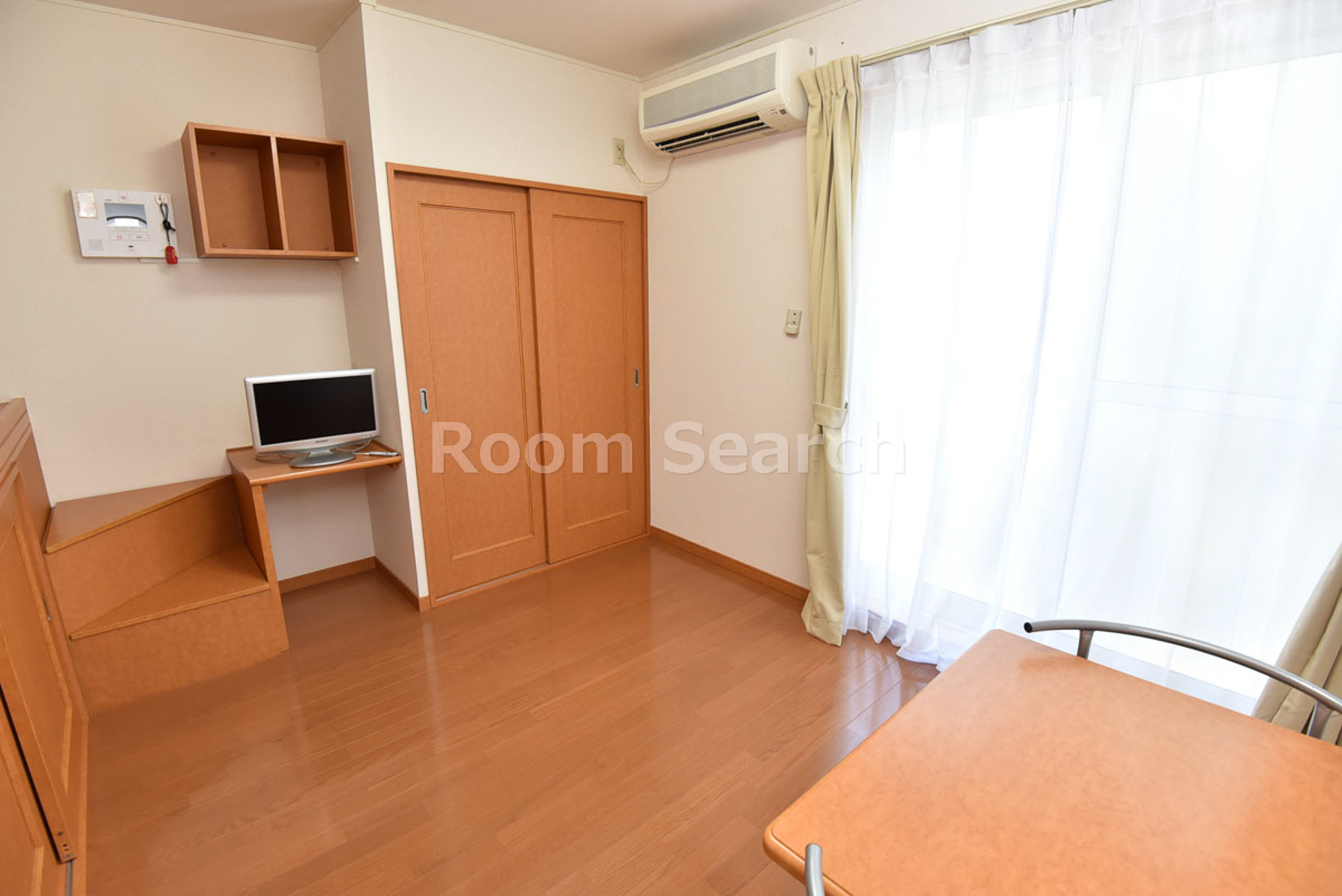 居室・リビング　カーテン、エアコン付き、机折り畳み式