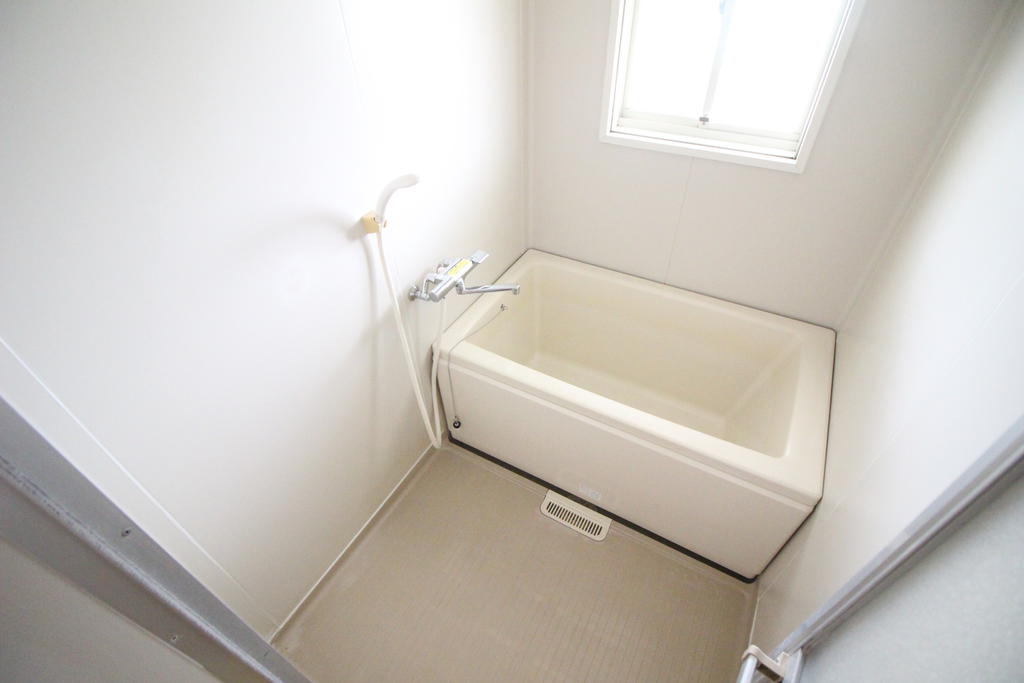 バス・シャワールーム　窓付きのお風呂です！