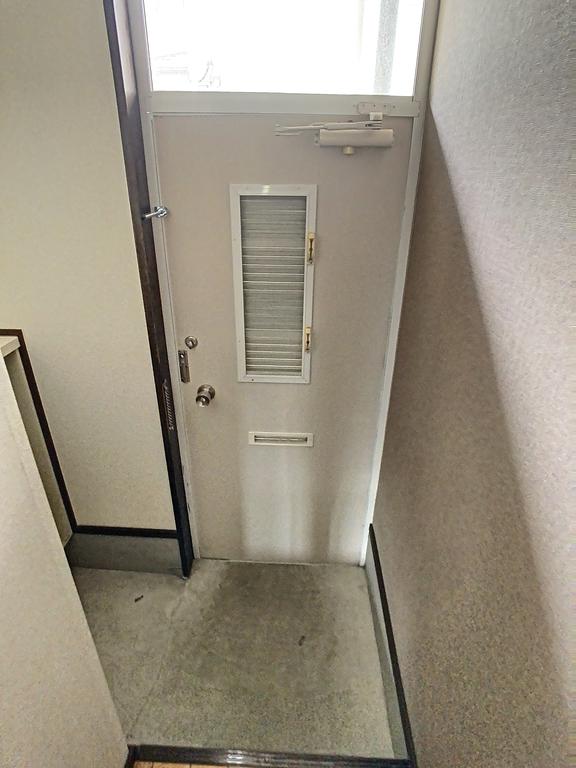 玄関　103号室の写真です。