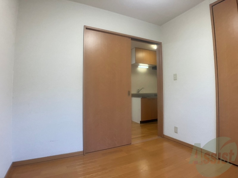 その他部屋・スペース　寝室はこちらです。光が差し込む、温かみのあるお部屋です。