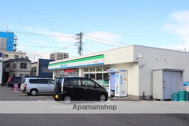 コンビニ　ファミリーマート（コンビニ）まで100m