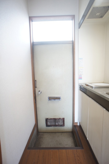 玄関　玄関側からも採光あり！いつでも明るい玄関周り！