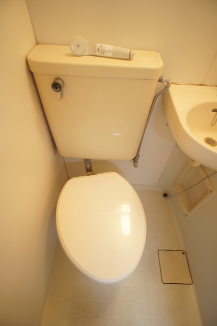 トイレ　白を基調とした空間で清潔感のあるトイレです♪