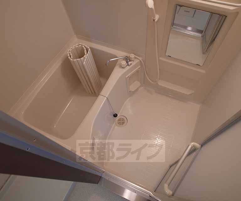 バス・シャワールーム　広々としたバスルームです・