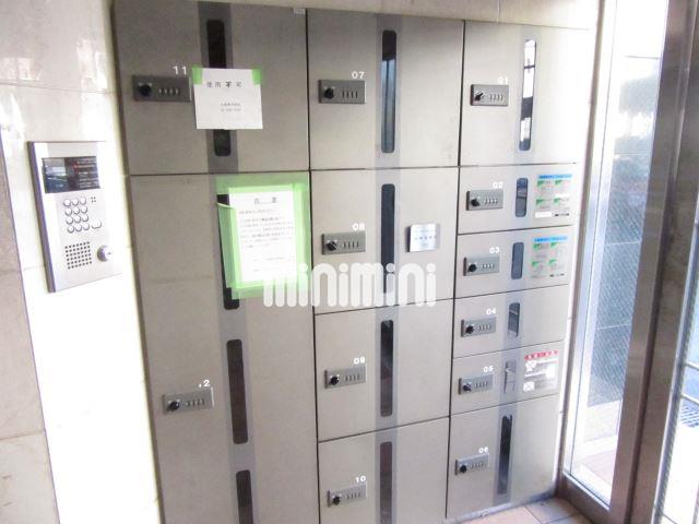 エントランス　不在時に役立つ宅配ロッカーあり。