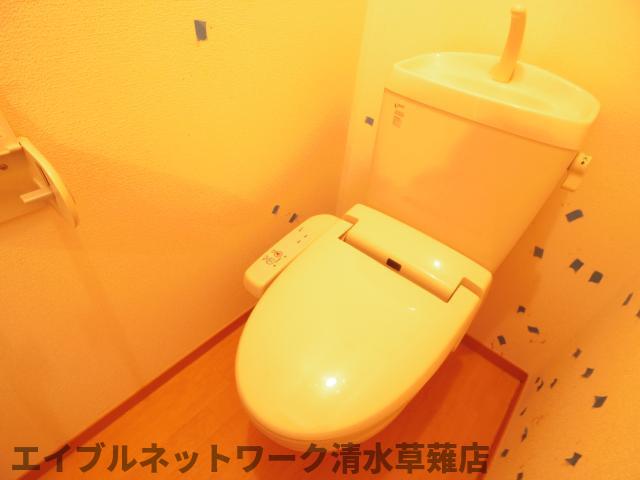 トイレ　落ち着いた色調のトイレです