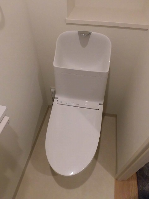 トイレ　温水洗浄便座機能付き