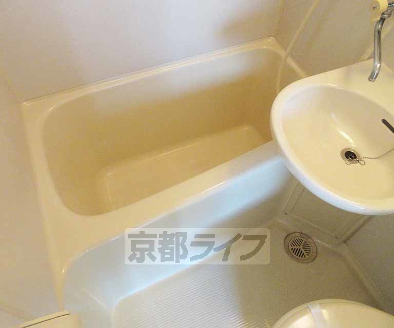 バス・シャワールーム　ゆったり広いお風呂です。