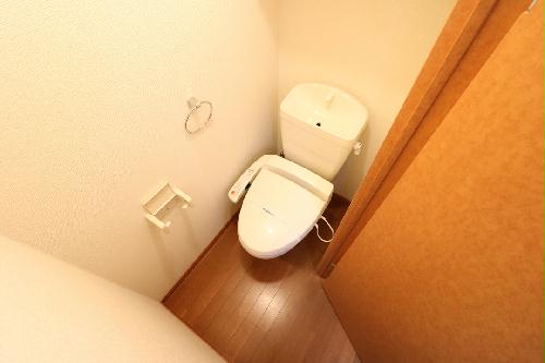 トイレ　快適な温水洗浄便座付きトイレになります。